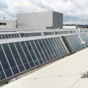 Nordlichtshed mit Industrieverglasung und RWA Gerät Typ Eura.