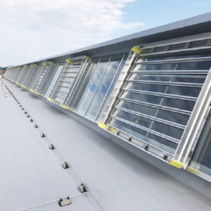 RWA bzw. Lüftungsjalousie Typ Eura Excellent im geschlossenem Zustand. Alu-Natur mit Isolierverglasung.