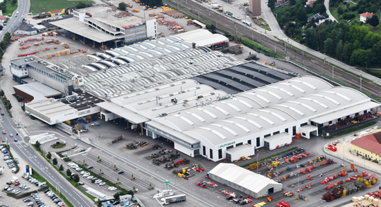 Firma Pöttinger, Grieskirchen. Lichtstraßen mit verschiedenen RWA-Geräten. Sanierung