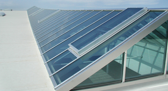 Satteloberlichte mit Isolierverglasung und RWA Flügel Typ Ventria.