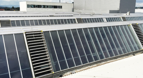 Nordlichtshed mit Industrieverglasung und RWA Gerät Typ Eura.