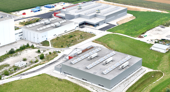 Firma STIWA, Gampern. Nordlichtshed mit RWA Typ Duotherma.