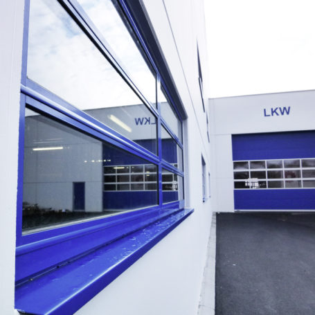 RWA bzw. Zuluftjalouse Typ Estra im geschlossenem Zustand. Eingebaut in einer Wandöffnung - Pulverbeschichtet.