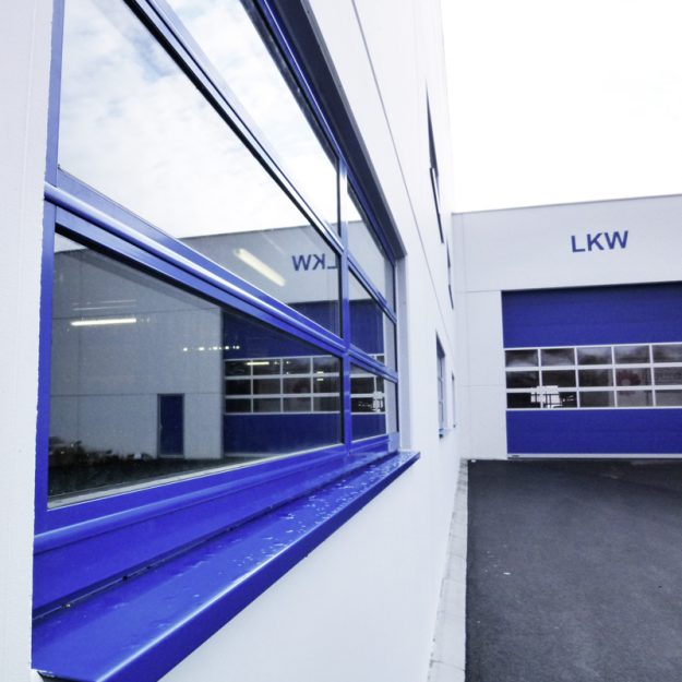 RWA bzw. Zuluftjalouse Typ Estra im geschlossenem Zustand. Eingebaut in einer Wandöffnung - Pulverbeschichtet.