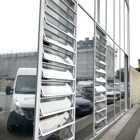 RWA bzw. Zuluftjalouse Typ Estra im geöffneten Zustand. Integriert in die Fassadenpfostenriegelkonstruktion.