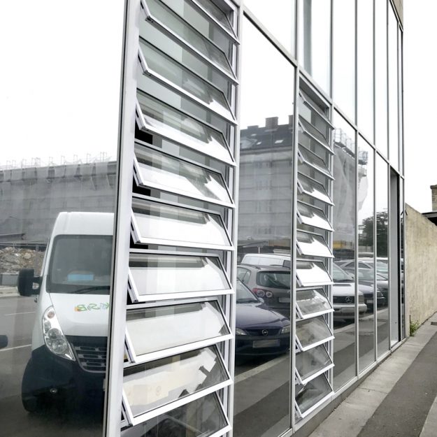 RWA bzw. Zuluftjalouse Typ Estra im geöffneten Zustand. Integriert in die Fassadenpfostenriegelkonstruktion.